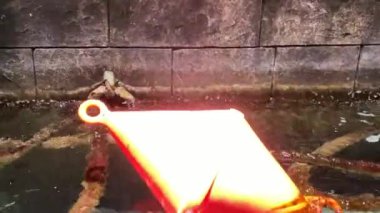 Denizde taş bir duvarın yanında yüzer ve halatlar örerim. 4K