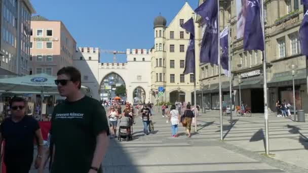 ミュンヘン ドイツ 2021年8月6日 中世都市の門を持つノイハウザー通り Strasse チャールズゲート 人々はミュンヘンで最も賑やかで最も人気のあるショッピングストリートKaufinstrasseに沿って歩くとショッピング — ストック動画
