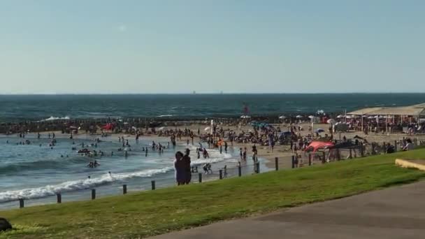 Tel Aviv Israel Mai 2021 Unbekannte Männer Und Frauen Strand — Stockvideo