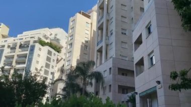 Tel Aviv, İsrail. Yeni Ramat Aviv. 21. yüzyılın güney mimarisi. 4K