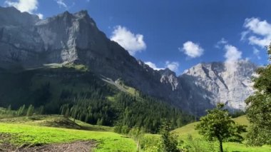 Eng Alm, Tirol 'deki Karwendel Dağları. Avusturya. 4K