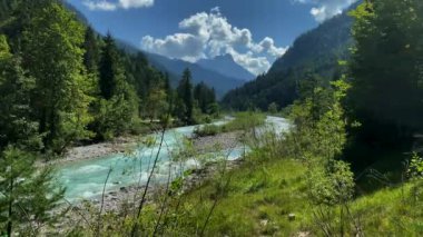 Alpler 'deki (Tyrol, Avusturya) Wild River Rissbach (Ribach). 4K