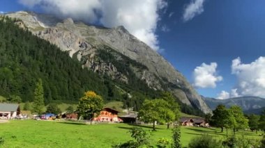 Eng Alm, Tirol 'deki Karwendel Dağları. Avusturya. 4K