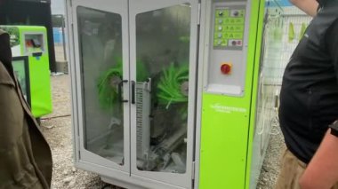 Münih, Almanya - 8 Eylül 2021: IAA 'da otomatik bisiklet yıkama makinesi (Uluslararası Otomobil Ausstellung - çeviri: uluslararası otomobil fuarı) fuarı. 4K