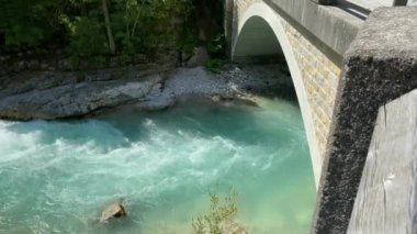 Alpler 'deki (Tyrol, Avusturya) Wild River Rissbach (Ribach). 4K