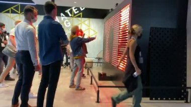 Münih, Almanya - 8 Eylül 2021: Uluslararası Otomobil Fuarı (Internationale Auto Ausstellung - çeviri: Uluslararası Otomobil Fuarı) ticaret fuarlarından biri. 4K