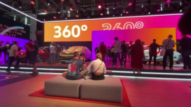 Münih, Almanya - 8 Eylül 2021: Uluslararası Otomobil Fuarı (Internationale Auto Ausstellung - çeviri: Uluslararası Otomobil Fuarı) ticaret fuarlarından biri. 4K
