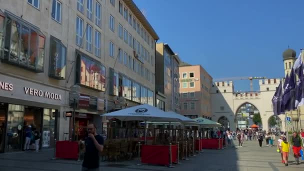 München Deutschland August 2021 Neuhauser Straße Mit Mittelalterlichen Stadttoren Karlstor — Stockvideo