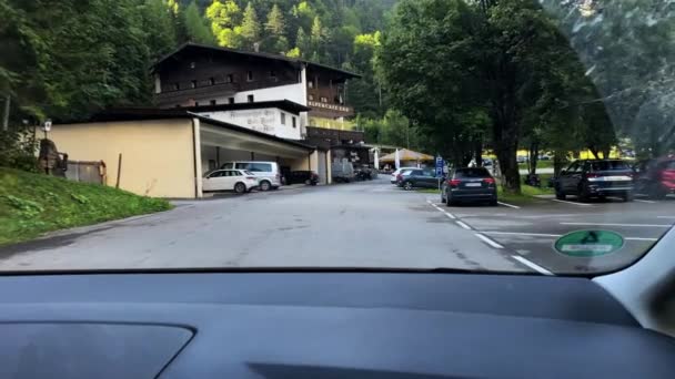 Eng Alm Austria 2021年8月5日 Tirol的Karwendel山的一家小酒店 奥地利 从不太干净的汽车玻璃里射穿 — 图库视频影像
