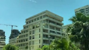 Tel Aviv, İsrail - 15 Haziran 2021: otobüs penceresinden North Tel Aviv manzarası. Pencerede lekeler var. 4K