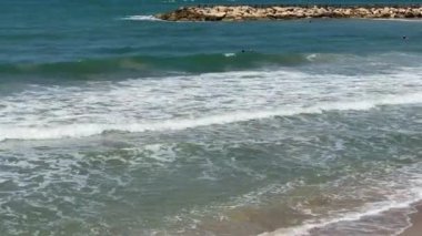 Akdeniz 'in doğu kıyısında gelgit. 4K