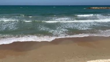 Akdeniz 'in doğu kıyısında gelgit. 4K