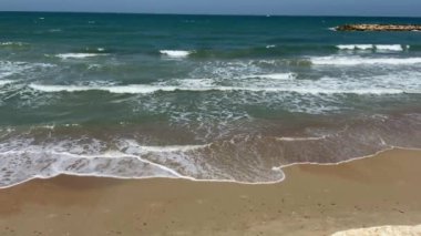 Akdeniz 'in doğu kıyısında gelgit. Ağır çekim. 4K