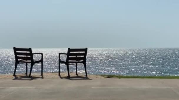 Duas Cadeiras Fundo Mar Calmo Tropical — Vídeo de Stock
