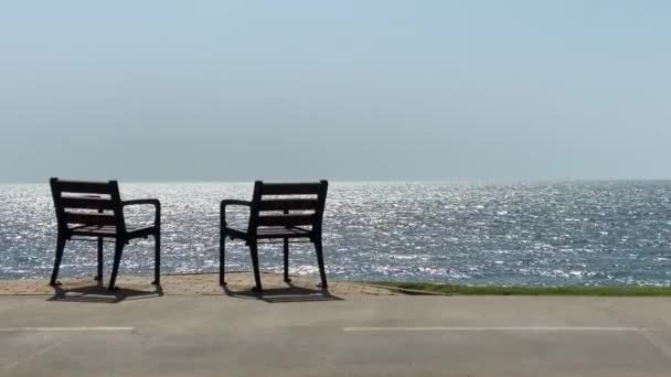 Twee Stoelen Met Een Tropische Kalme Zee Achtergrond — Stockvideo