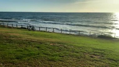 Gün batımından önce Akdeniz 'in doğu kıyısında gel-git. HD