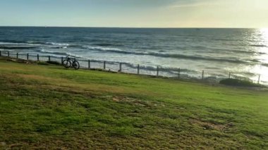 Gün batımından önce Akdeniz 'in doğu kıyısında gel-git. HD