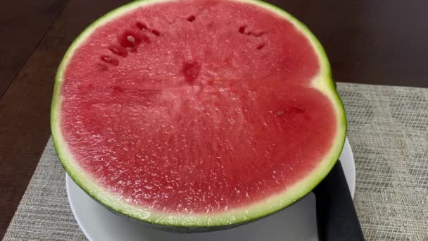 Helft Van Verse Watermeloen Tafel — Stockvideo