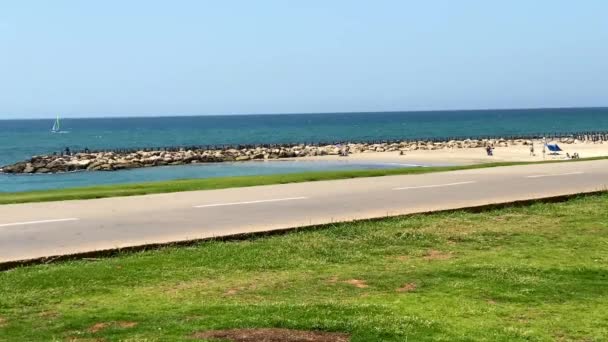 Dois Triciclos Recumbent Passeio Longo Promenade Fundo Mar Calmo Tropical — Vídeo de Stock