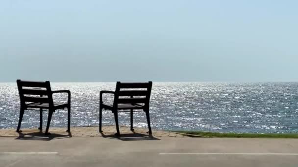 两张热带平静大海背景的椅子 — 图库视频影像