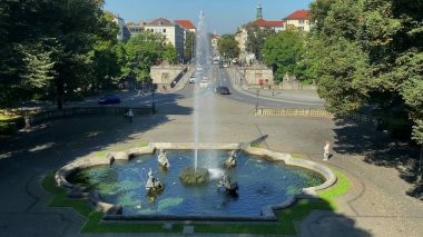 Münih, Almanya - 06 Ağustos 2021: Barış Meleğinin bulunduğu tepeden Prinzregentstrasse manzarası