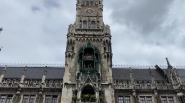 Münih, Almanya. Marienplatz 'daki ünlü New City Hall (Neues Rathaus) (Mary' nin meydanı). Carillon (Glockenspiel) müzik. Güneşli bir günde sesli video. 4K
