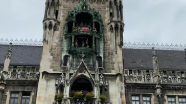 Münih, Almanya. Marienplatz 'daki ünlü New City Hall (Neues Rathaus) (Mary' nin meydanı). Carillon (Glockenspiel) müzik. Güneşli bir günde sesli video. 4K
