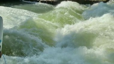 Münih, Almanya 'dan. Münih 'teki Eisbach nehrinde ayakta durmak profesyoneller için şehir sörfü için dünyanın en iyi yeri. İngiliz Bahçesi 'nde nehir sörfü yapan yer. HD.