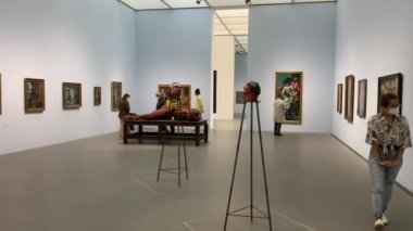 MUNICH, GERMANY - 25 Ağustos 2021: Şehir ve Çağdaş Sanat Müzesi 'nin (Pinakothek der Moderne) güzel salonlarından birinin içi. 4K