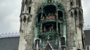Münih, Almanya. Marienplatz 'daki ünlü New City Hall (Neues Rathaus) (Mary' nin meydanı). Carillon (Glockenspiel) müzik. Güneşli bir günde sesli video. 4K