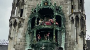 Münih, Almanya. Marienplatz 'daki ünlü New City Hall (Neues Rathaus) (Mary' nin meydanı). Carillon (Glockenspiel) müzik. Güneşli bir günde sesli video. 4K
