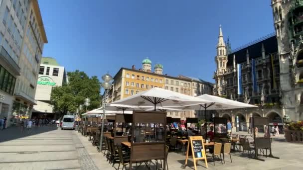 2021年8月14日 德国慕尼黑 位于Marienplatz广场市政厅前的游客 玛丽的公共广场和新市政厅阳光明媚 — 图库视频影像