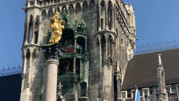 ドイツのミュンヘン マリエンプラッツ メアリーの広場 のニューシティホール ネウス ラタウス の前にある有名なマリアン コラム カリヨン グロッケンシュピール — ストック動画