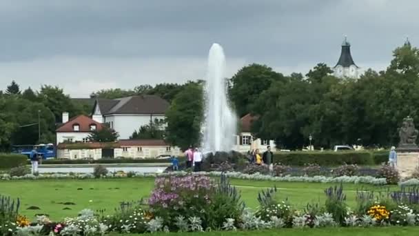 München Juli 2021 Touristen Der Nähe Eines Brunnens Schloss Und — Stockvideo