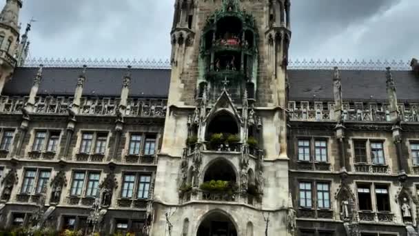 Múnich Alemania Nuevo Ayuntamiento Plaza Marienplatz Día Soleado — Vídeo de stock