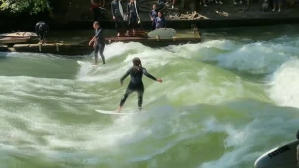 Munich Alemania Agosto 2021 Bailando Sobre Las Olas Surfistas Urbanos — Vídeos de Stock