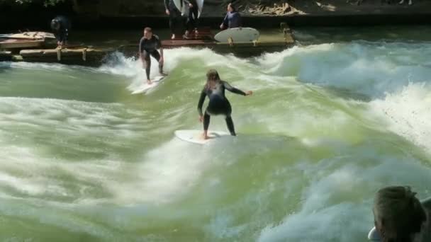 München August 2021 Tanz Auf Den Wellen Städtische Surfer Auf — Stockvideo