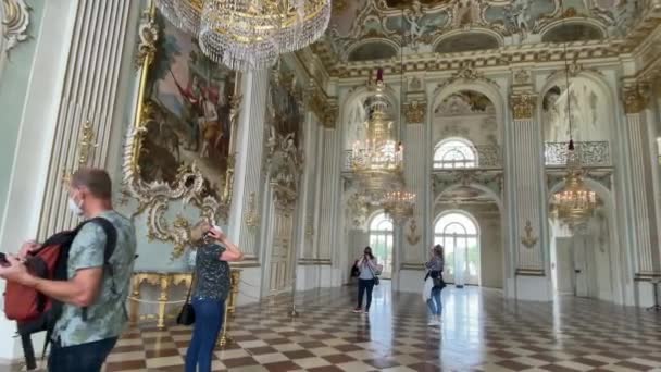 ミュンヘン ドイツ 2021年8月25日 ニンフェンブルク宮殿の美しいホールの一つで観光客 — ストック動画