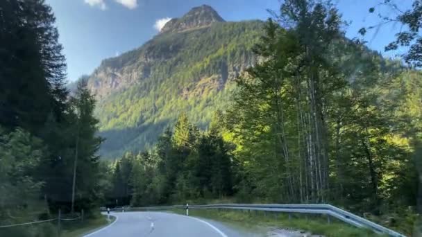 Karwendel Tirol Österreich Durch Nicht Ganz Saubere Autoscheibe Geschossen — Stockvideo