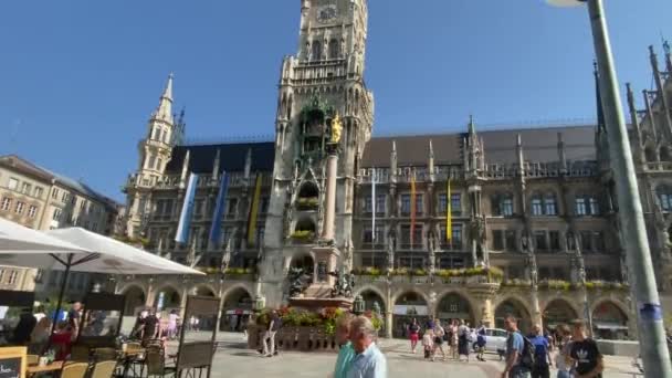 München August 2021 Touristen Vor Dem Rathaus Marienplatz Mariens Öffentlicher — Stockvideo