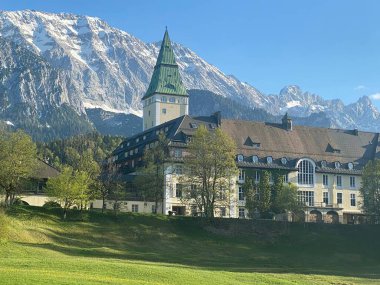 Almanya 'nın Bavyera Alp Vadisi' ndeki Elmau Kalesi (Schloss Elmau)