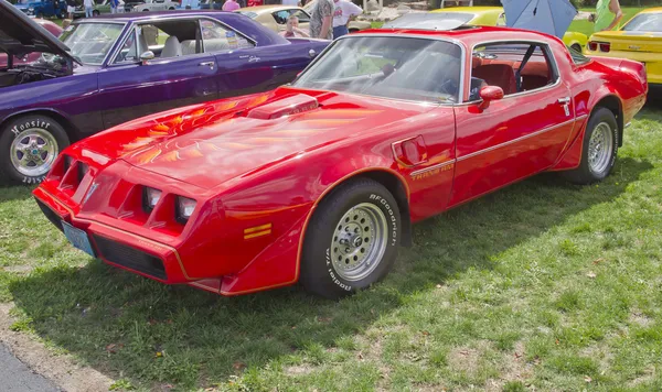 Красный Pontiac Trans Am Firebird side — стоковое фото