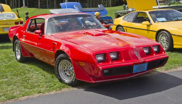 Czerwony pontiac trans am firebird — Zdjęcie stockowe