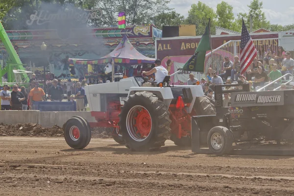 Případ 1070 oranžová & bílá traktor na konci běhu — Stock fotografie