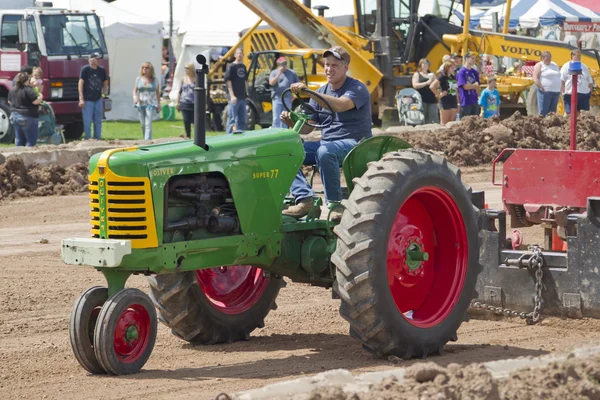 Oliver Super 77 Verde & Tractor rojo tirando —  Fotos de Stock