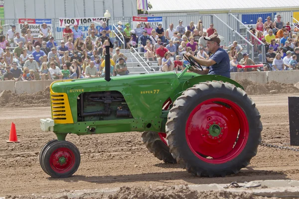 Oliver Super 77 zelený & červený traktor — Stock fotografie