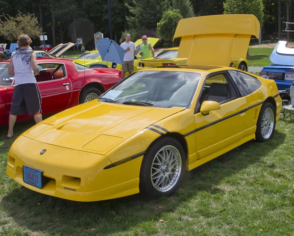 Żółty pontiac fiero — Zdjęcie stockowe