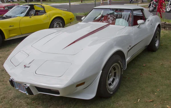 Witte 1977 corvette zijaanzicht — Stockfoto