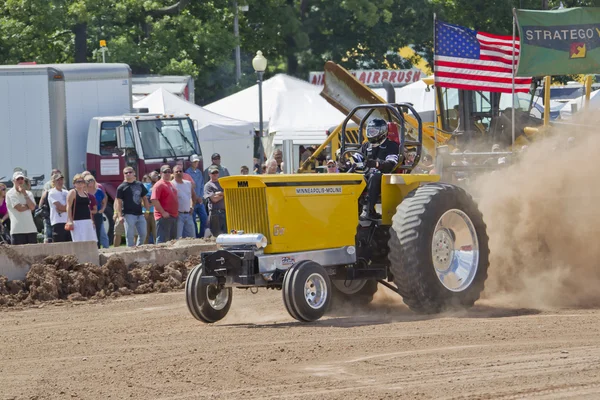 Tractor amarillo de Minneapolis Moline GVI — Foto de Stock