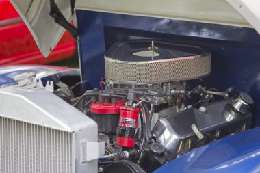 1940 mavi ve beyaz Ford Kamyon motoru
